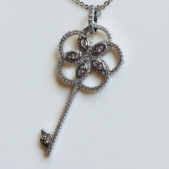 Jewelry - ❤️Key necklace.